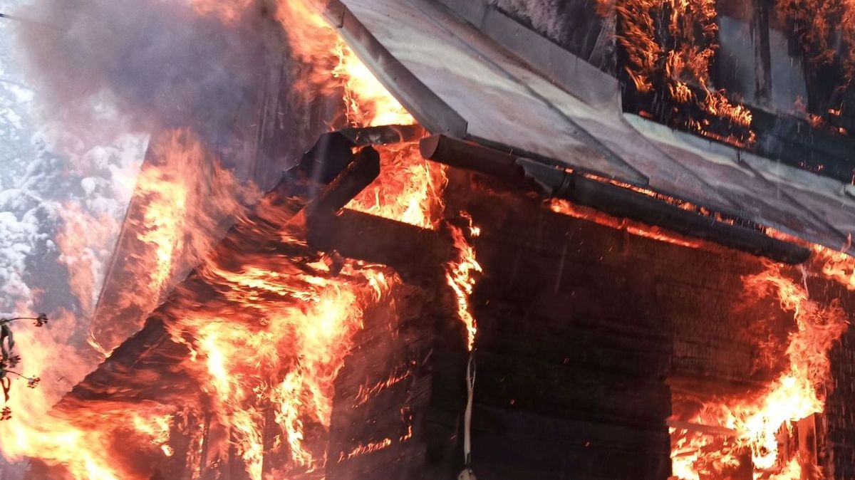 Plameny zcela zničily dům ve Vsetíně, dva lidé se nadýchali kouře